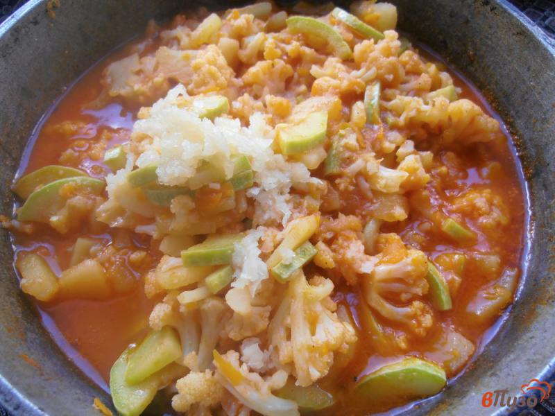 Фото приготовление рецепта: Овощное рагу с цветной капустой и картошкой шаг №9