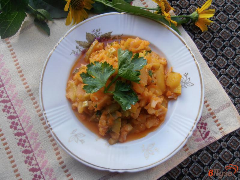 Фото приготовление рецепта: Овощное рагу с цветной капустой и картошкой шаг №11