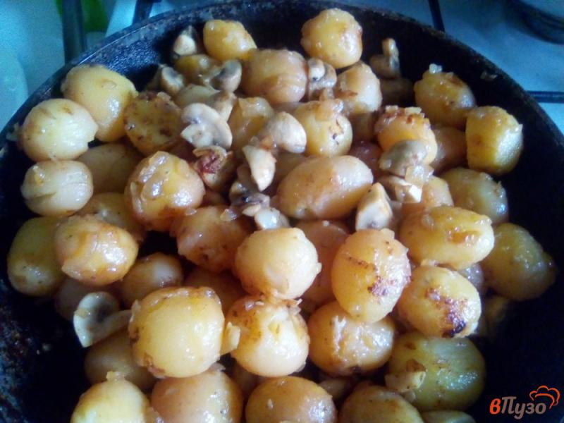 Фото приготовление рецепта: Картофель по-деревенски с грибами шаг №5