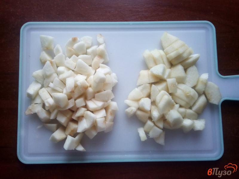 Фото приготовление рецепта: Шарлотка с яблоками и грушами шаг №5