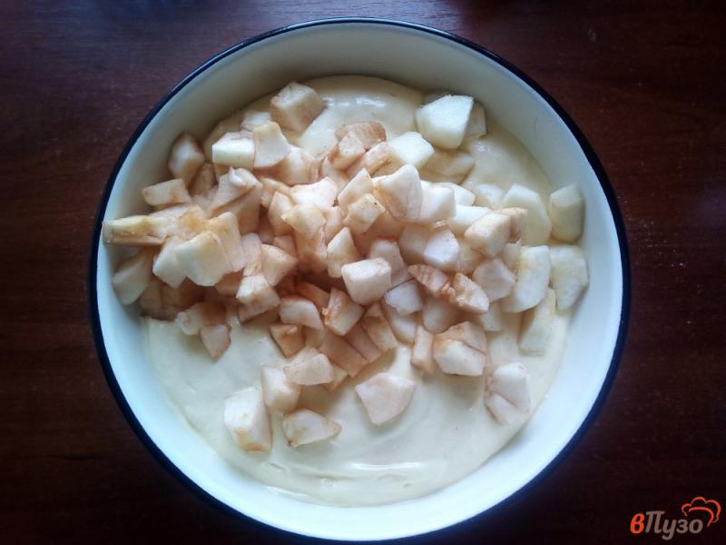 Фото приготовление рецепта: Шарлотка с яблоками и грушами шаг №6