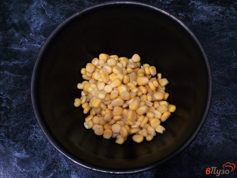 Фото приготовление рецепта: Сырный салат с кукурузой и колбасой шаг №1