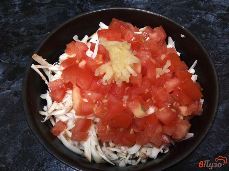 Фото приготовление рецепта: Сырный салат с кукурузой и колбасой шаг №5