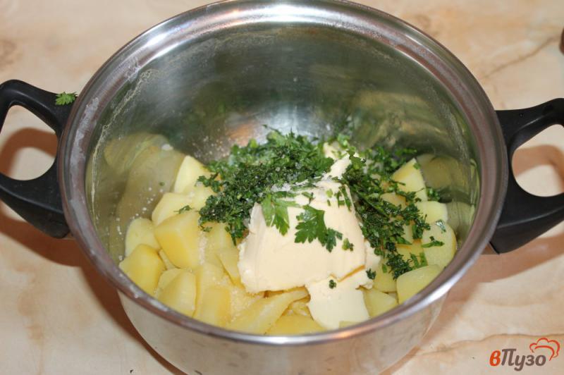 Фото приготовление рецепта: Картофельное пюре с петрушкой и маслом шаг №4