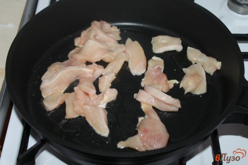 Фото приготовление рецепта: Куриное филе тушеное с томатами и базиликом шаг №2
