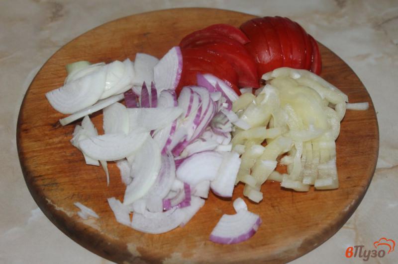 Фото приготовление рецепта: Куриное филе тушеное с томатами и базиликом шаг №3