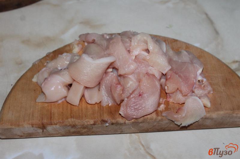 Фото приготовление рецепта: Куриное филе тушеное с томатами и базиликом шаг №1
