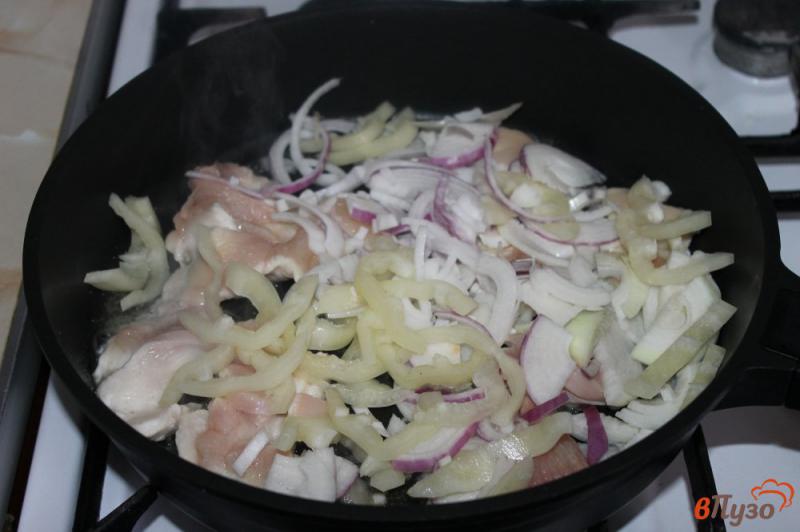 Фото приготовление рецепта: Куриное филе тушеное с томатами и базиликом шаг №4