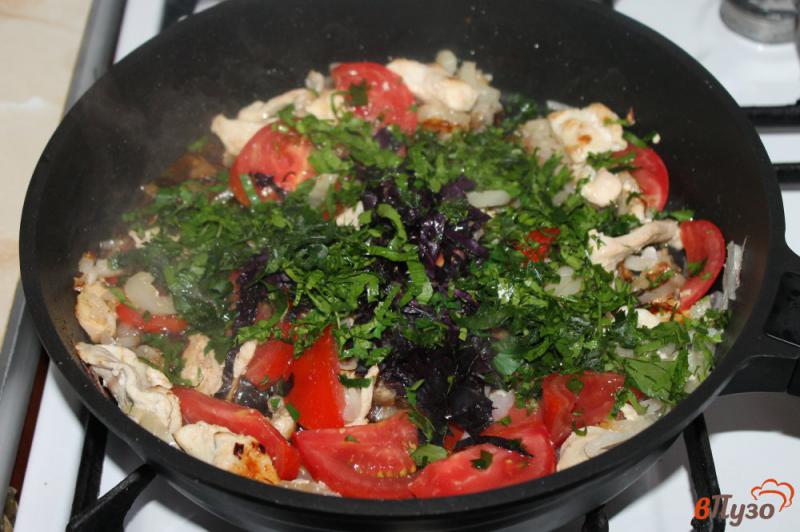 Фото приготовление рецепта: Куриное филе тушеное с томатами и базиликом шаг №6