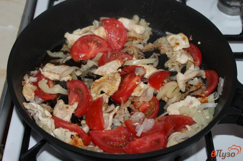 Фото приготовление рецепта: Куриное филе тушеное с томатами и базиликом шаг №5