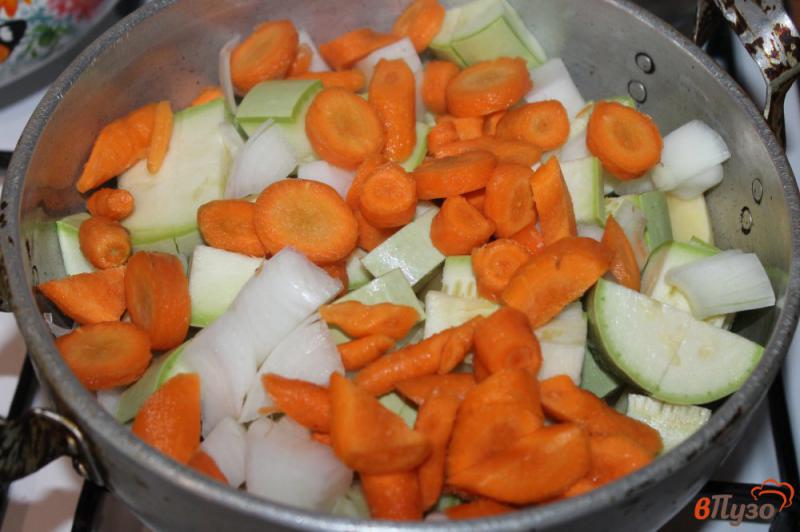 Фото приготовление рецепта: Рагу из молодого картофеля со спаржевой фасолью и зеленым горошком шаг №2
