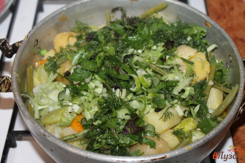 Фото приготовление рецепта: Рагу из молодого картофеля со спаржевой фасолью и зеленым горошком шаг №4