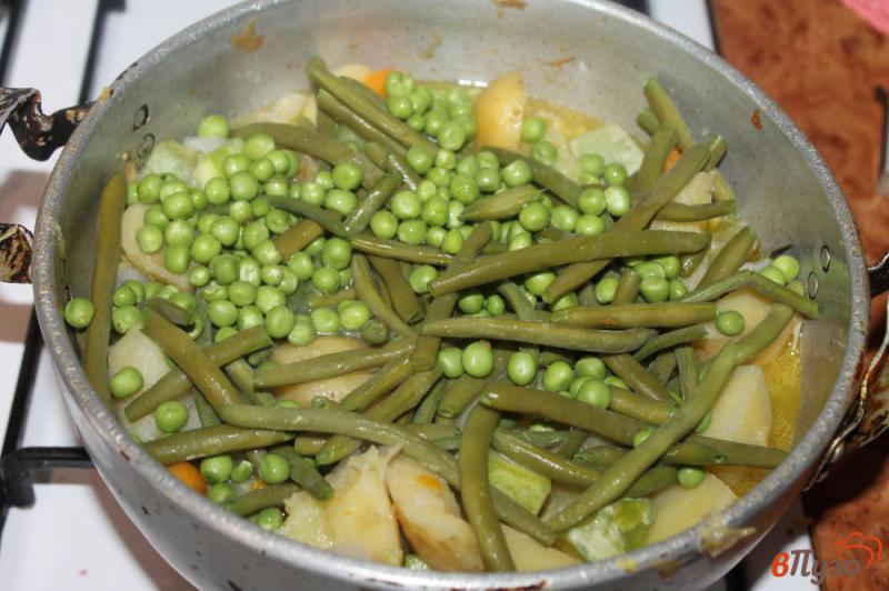 Фото приготовление рецепта: Рагу из молодого картофеля со спаржевой фасолью и зеленым горошком шаг №3