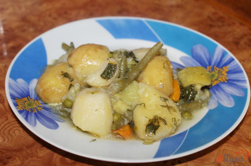Фото приготовление рецепта: Рагу из молодого картофеля со спаржевой фасолью и зеленым горошком шаг №5