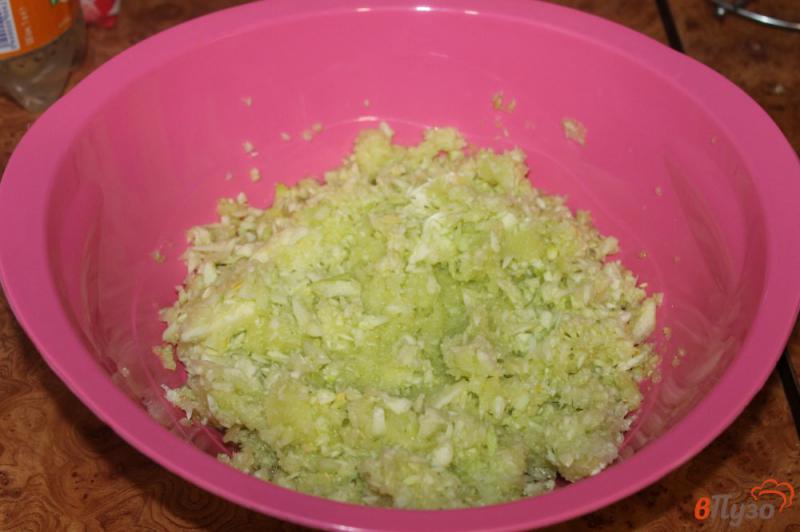 Фото приготовление рецепта: Овощные оладьи с плавленым сыром шаг №2