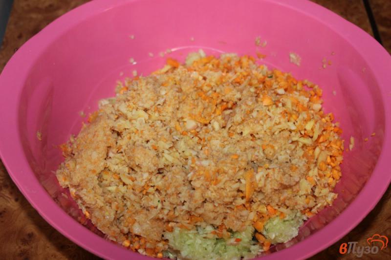 Фото приготовление рецепта: Овощные оладьи с плавленым сыром шаг №4