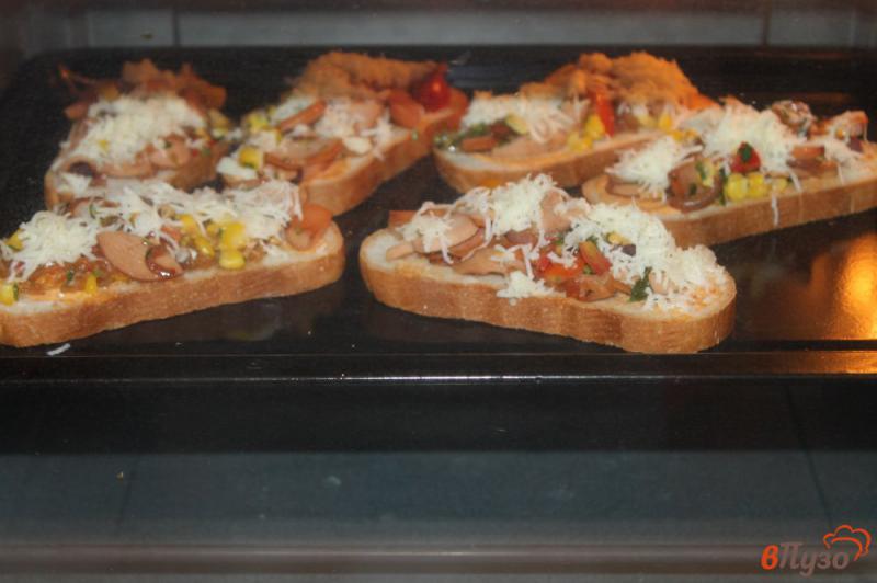 Фото приготовление рецепта: Бутерброды с сардельками и кукурузой как пицца шаг №5