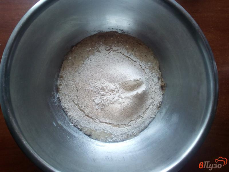 Фото приготовление рецепта: Хлеб пшенично-ржаной с солодом и семенами льна шаг №4