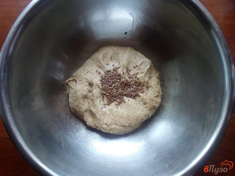 Фото приготовление рецепта: Хлеб пшенично-ржаной с солодом и семенами льна шаг №5
