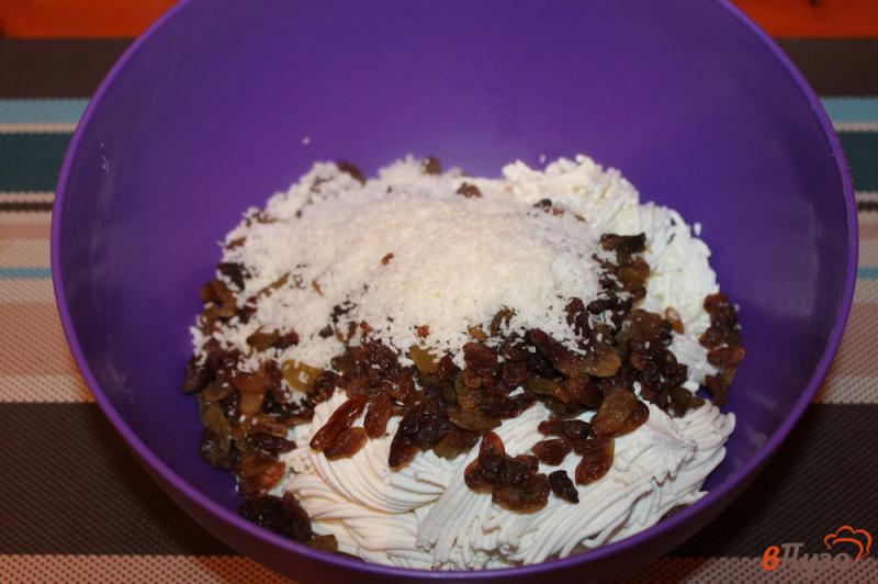 Фото приготовление рецепта: Домашние сырники с изюмом и кокосовой стружкой шаг №2