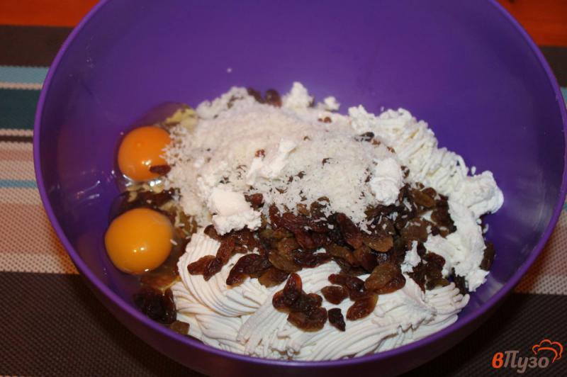 Фото приготовление рецепта: Домашние сырники с изюмом и кокосовой стружкой шаг №3