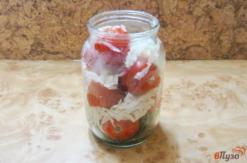 Фото приготовление рецепта: Маринованные помидоры с капустой шаг №4