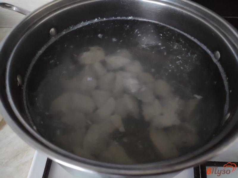Фото приготовление рецепта: Сырный суп с куриным филе и макаронами шаг №1