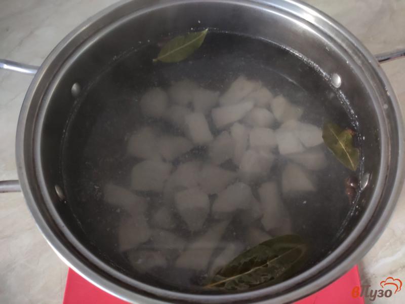 Фото приготовление рецепта: Сырный суп с куриным филе и макаронами шаг №2