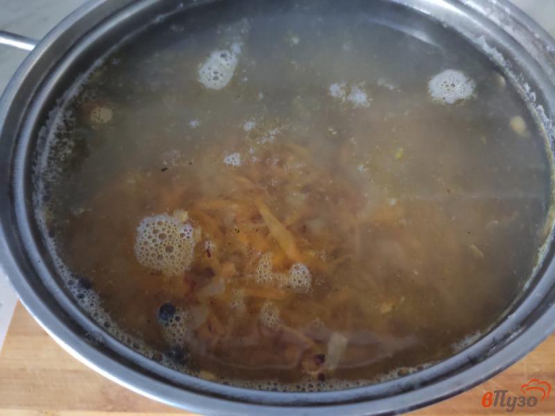 Фото приготовление рецепта: Сырный суп с куриным филе и макаронами шаг №7