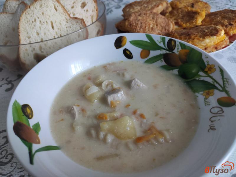 Фото приготовление рецепта: Сырный суп с куриным филе и макаронами шаг №10
