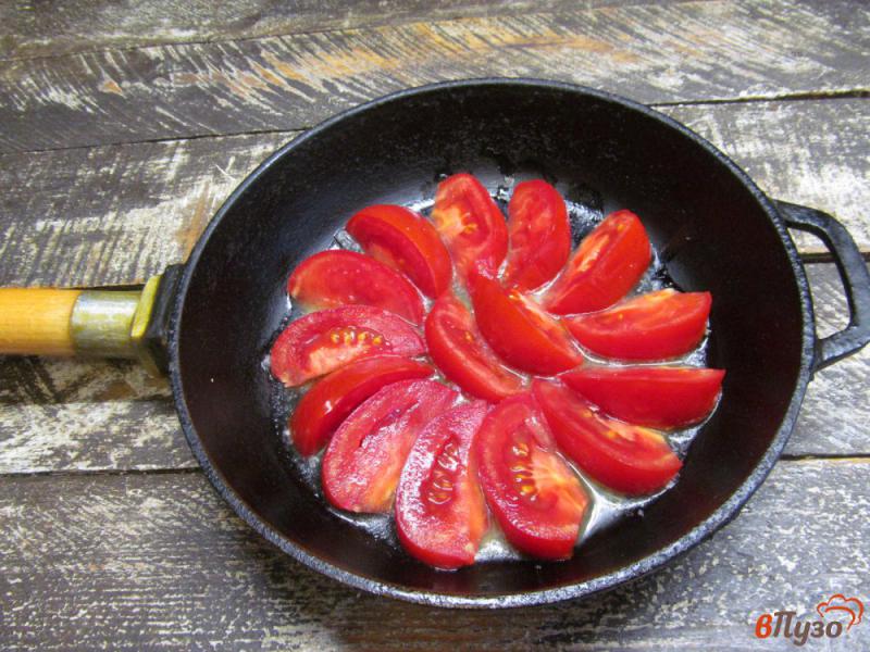 Фото приготовление рецепта: Яичница с помидором и брынзой шаг №2
