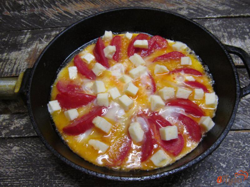 Фото приготовление рецепта: Яичница с помидором и брынзой шаг №4