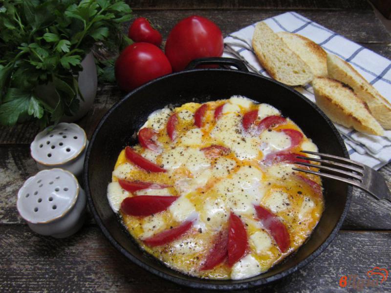 Фото приготовление рецепта: Яичница с помидором и брынзой шаг №5