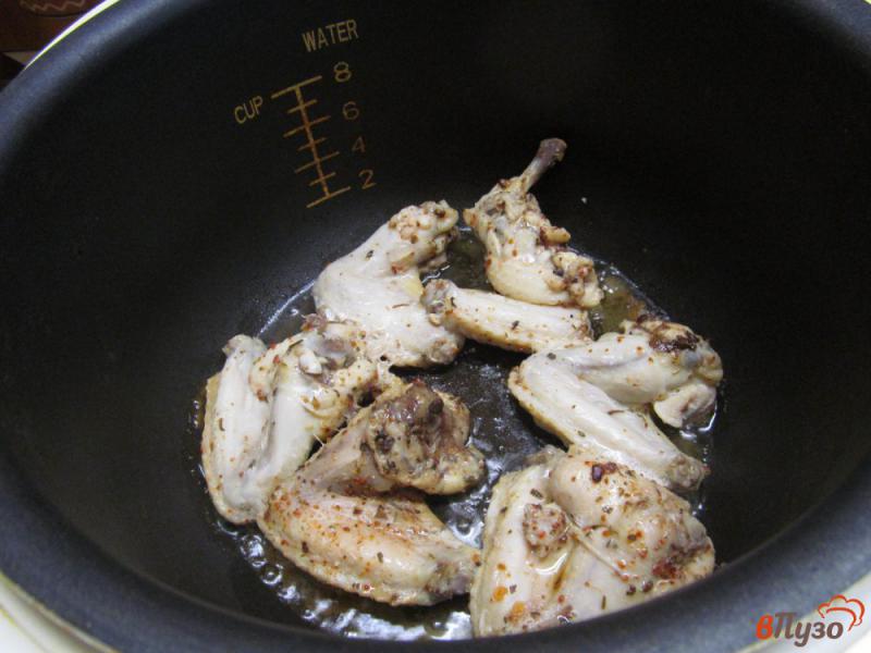 Фото приготовление рецепта: Куриные крылья с картофелем в мультиварке шаг №1