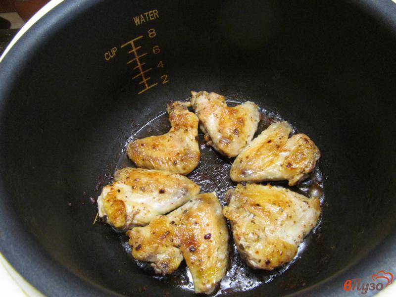 Фото приготовление рецепта: Куриные крылья с картофелем в мультиварке шаг №2