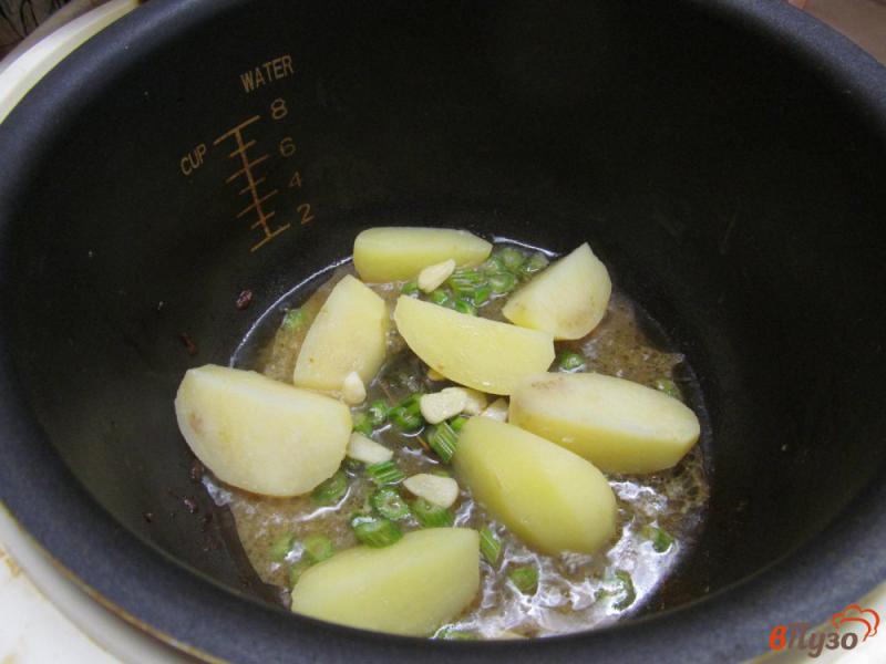 Фото приготовление рецепта: Куриные крылья с картофелем в мультиварке шаг №4