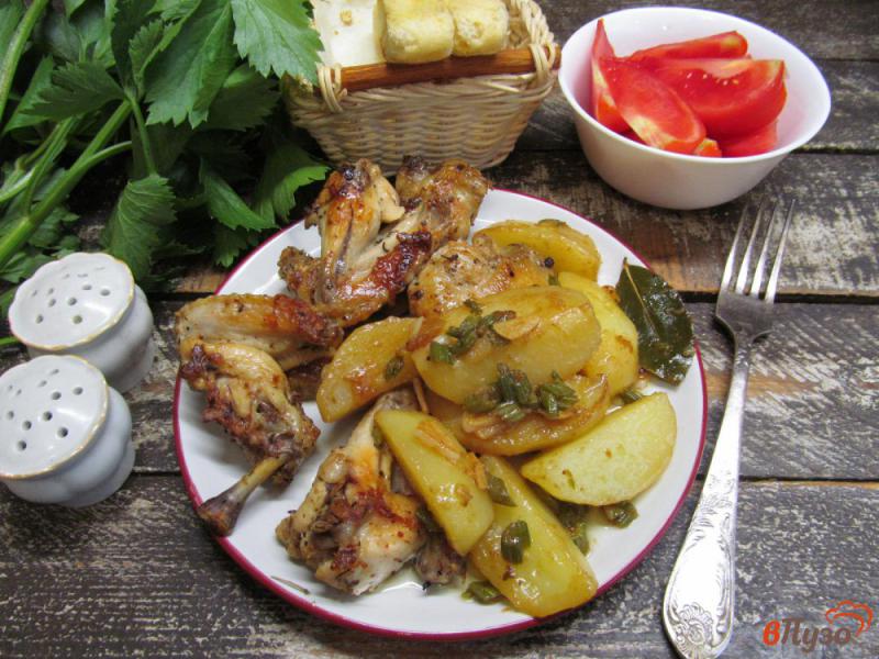 Фото приготовление рецепта: Куриные крылья с картофелем в мультиварке шаг №6