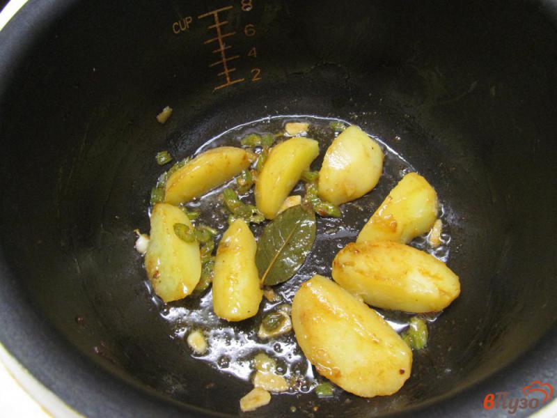Фото приготовление рецепта: Куриные крылья с картофелем в мультиварке шаг №5