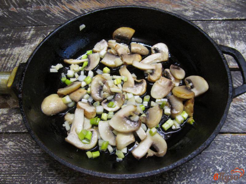 Фото приготовление рецепта: Паста в сметане с мягким сыром и грибами шаг №1