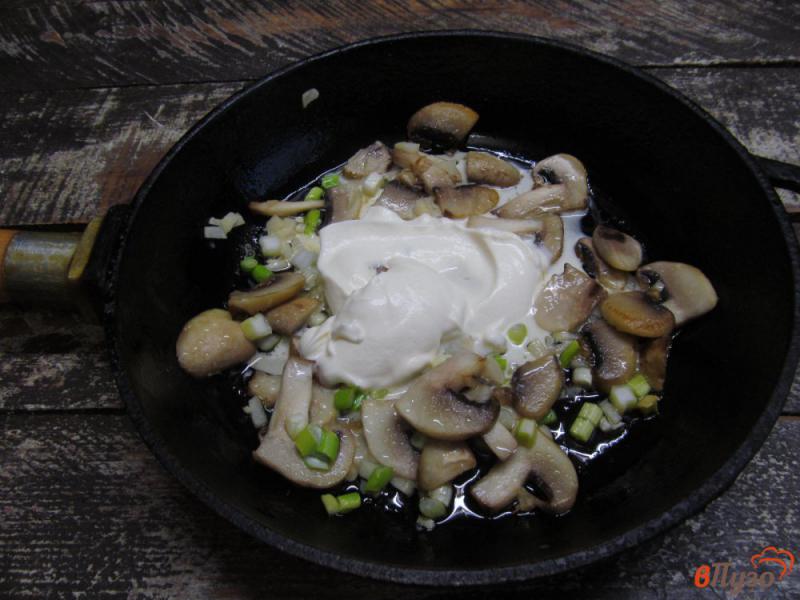 Фото приготовление рецепта: Паста в сметане с мягким сыром и грибами шаг №2