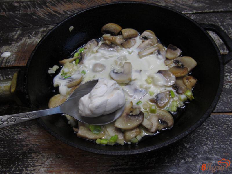 Фото приготовление рецепта: Паста в сметане с мягким сыром и грибами шаг №3