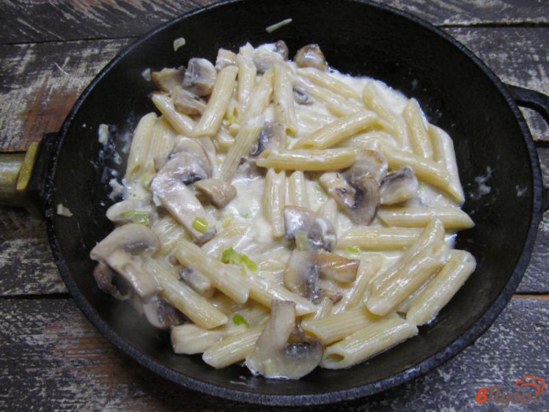 Фото приготовление рецепта: Паста в сметане с мягким сыром и грибами шаг №5