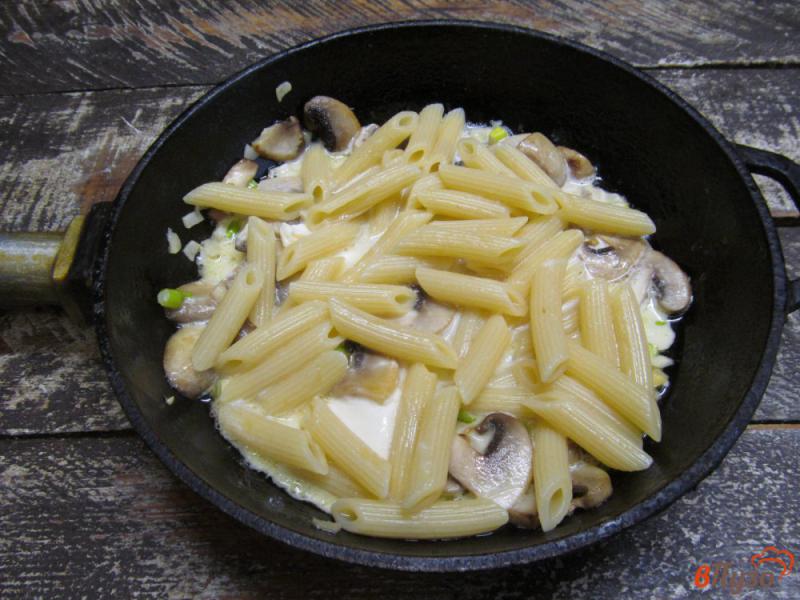 Фото приготовление рецепта: Паста в сметане с мягким сыром и грибами шаг №4