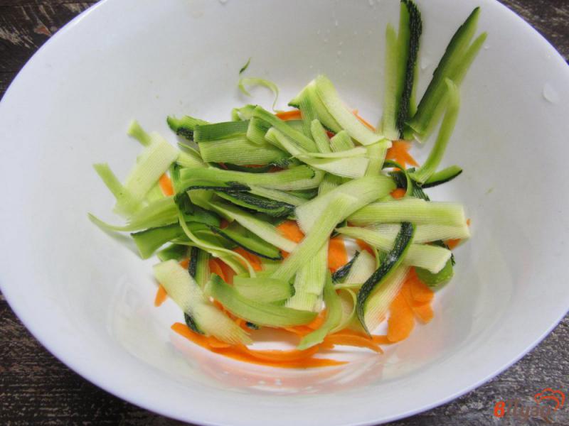Фото приготовление рецепта: Салат из моркови и кабачка шаг №2
