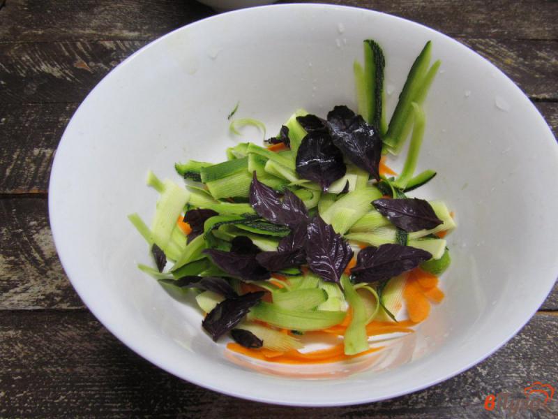 Фото приготовление рецепта: Салат из моркови и кабачка шаг №3