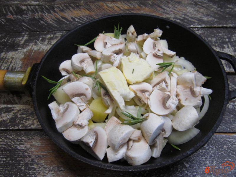 Фото приготовление рецепта: Картошка с грибами шаг №3