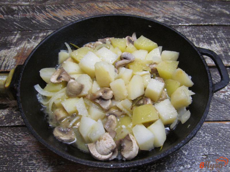 Фото приготовление рецепта: Картошка с грибами шаг №4