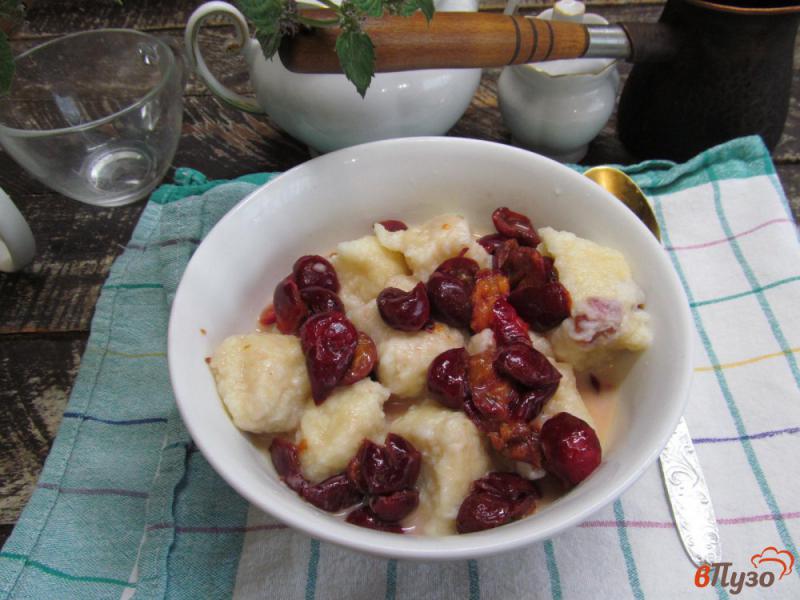 Фото приготовление рецепта: Ленивые вареники под вишневым соусом шаг №9