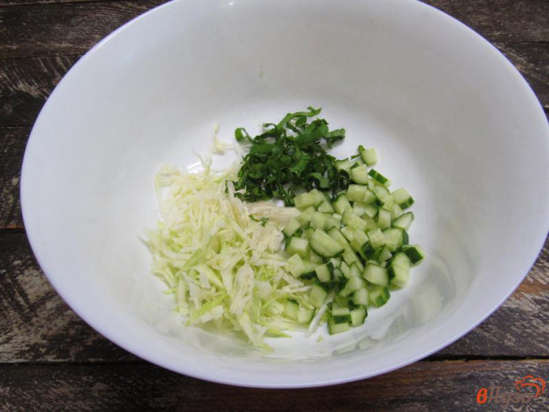 Фото приготовление рецепта: Салат с зеленым горошком капустой и яйцом шаг №1