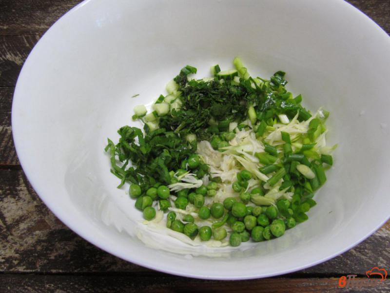 Фото приготовление рецепта: Салат с зеленым горошком капустой и яйцом шаг №2
